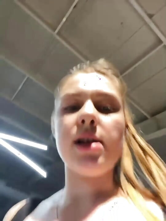 Bbw sexet pige jucielussie træning i gymnastiksalen