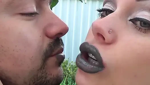 Alex melumuri lipstik mengkilap berciuman di seluruh wajahnya di luar ruangan! + Permainan lidah kecil!