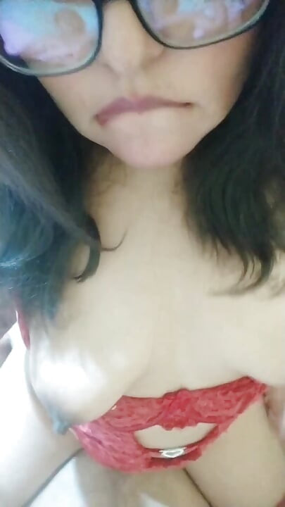 Il a versé du lait sur mon visage et m’a fait baiser à quatre pattes