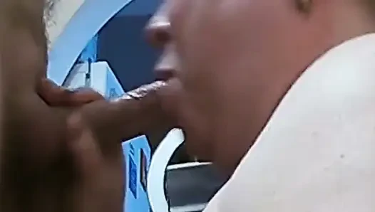 Crot sperma tepat di mulut setelah nyepong kontol
