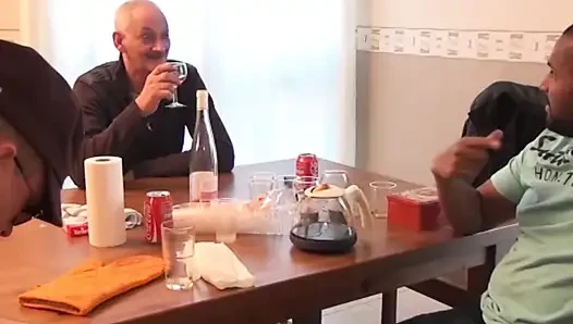 Красивая Зрелая Женщина Жалуется На Шум От Соседей И Становится Жертвой Группового Траха