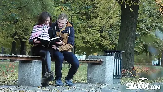 Ein romantisches date endet mit einem creampie für teen sandra