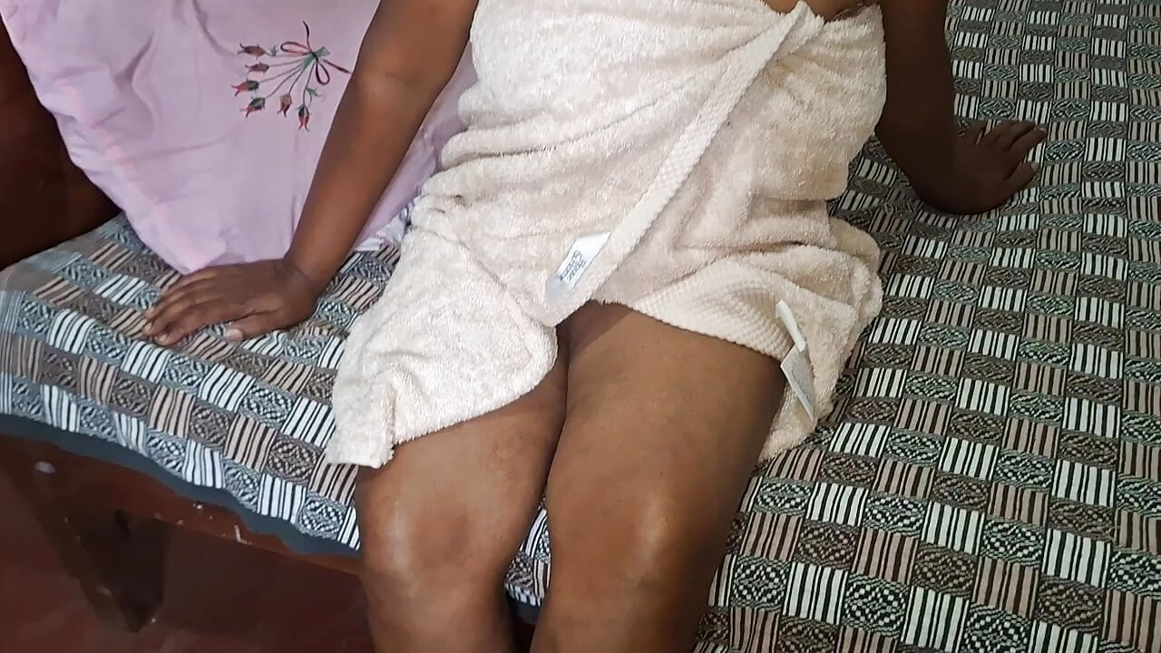 Cô vợ già châu Á có đường cong gợi cảm với cặp mông to và bộ ngực tự nhiên