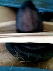 Повністю модний член, загорнутий у колготки, ковзає