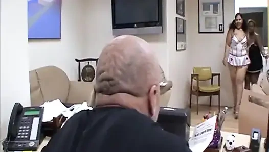 Üçlü zenci tombul yarak emiyor... sadece emiyor