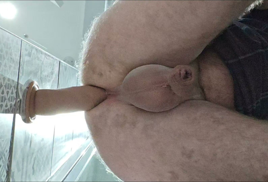 Gumový pták. Nemůžu se nabažit svého velkého gumového ptáka, miluju ho v sobě v prdeli.
