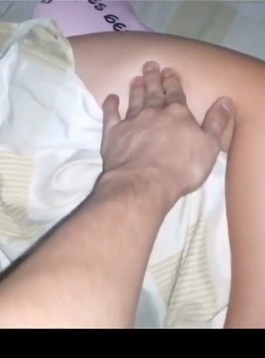 Ich ging in das zimmer meines schwiegervaters, als ich a. war. und weckte sie mit meinem großen schwanz in ihrem mund auf