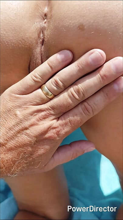 Verdadera esposa casera tomando el sol y mostrando su cuerpo con grandes tetas naturales y culo perfecto