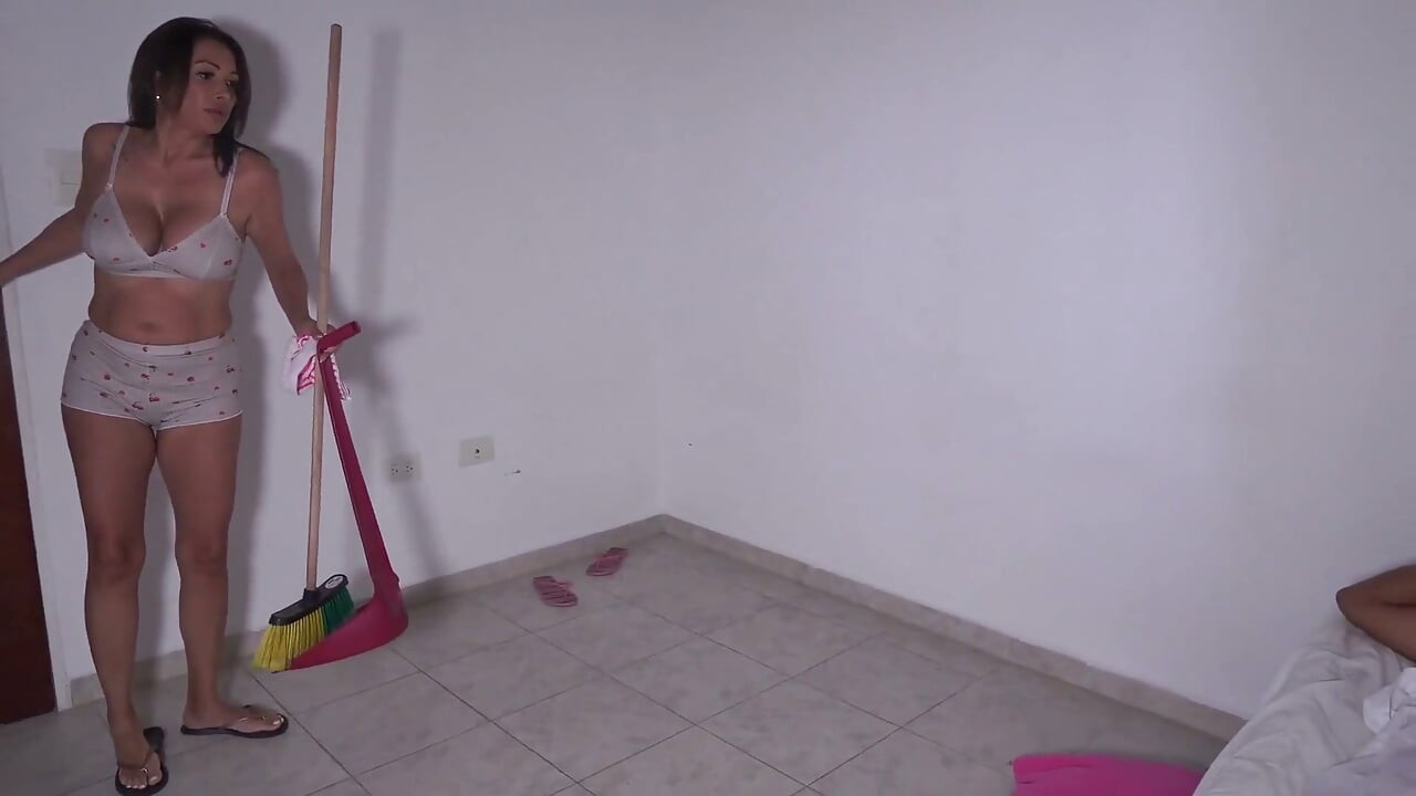 Styvmamma Alondras morgonmjölkning smutsig MILF dränerar sin styvson bollar före frukost