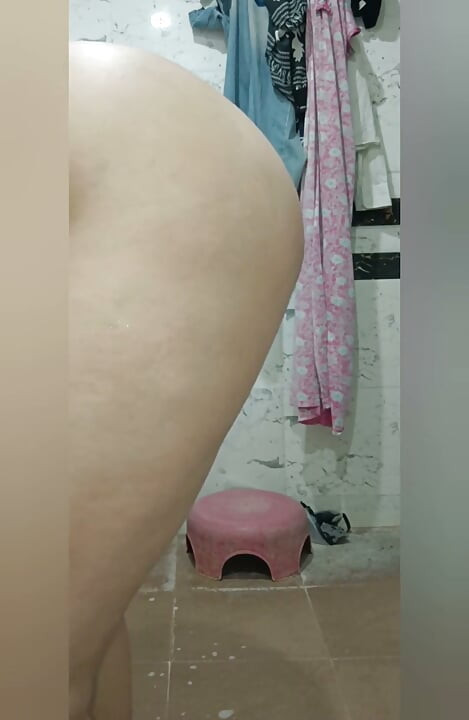 Priya bhabi rửa cơ thể nóng bỏng trong phòng tắm