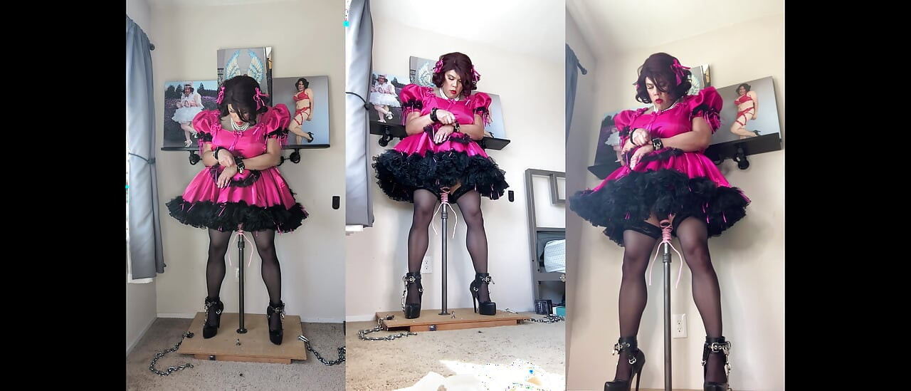 Candy si pembantu banci merah muda dikunci dengan dildo dan menunggangi tiangnya