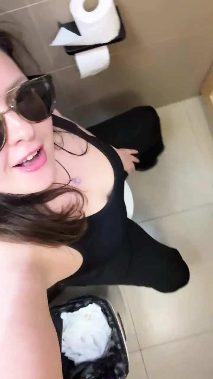 pawg public bathroom masturbation