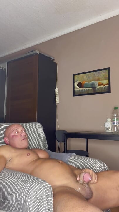 Bodybuilder Jerk off Home