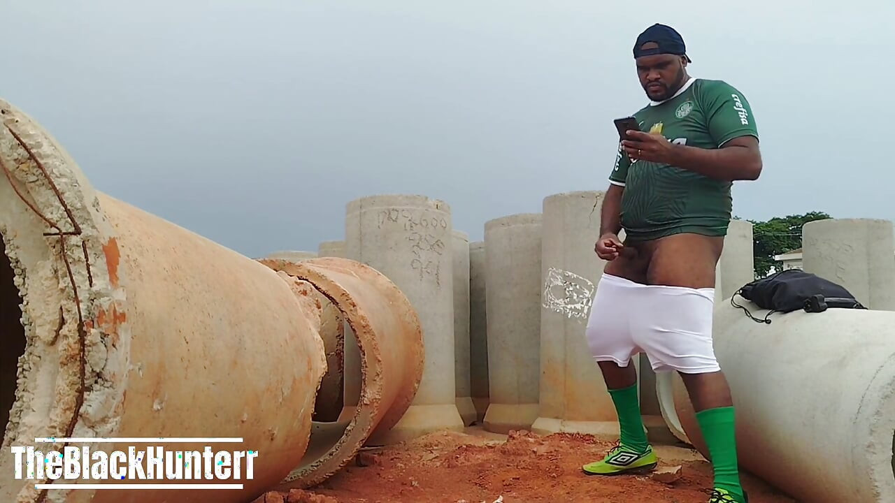 Vraćajući se sa utakmice sav znojav uzbudio sam se i morao sam da svršim