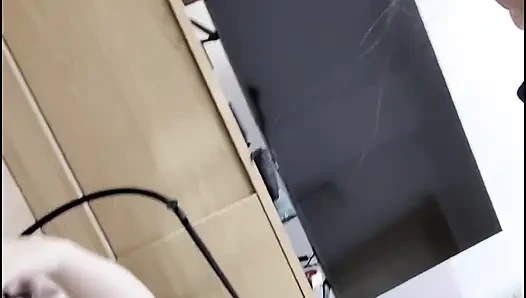 У неё IQ 180, но она застряла на столе