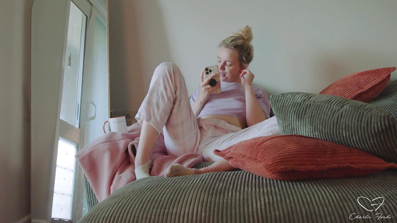 ไม่อยู่บ้านสําหรับวันหยุดที่มี charlie forde, nick strokes