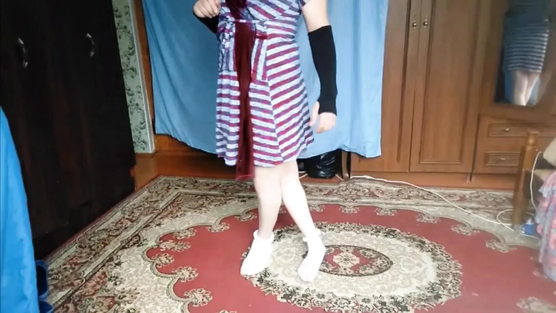 Urocza femboy trzymająca kwiaty, nieśmiało odwracając wzrok