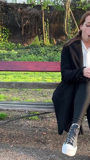 Liz Rainbow fumând un trabuc Flor De Oliva în aer liber