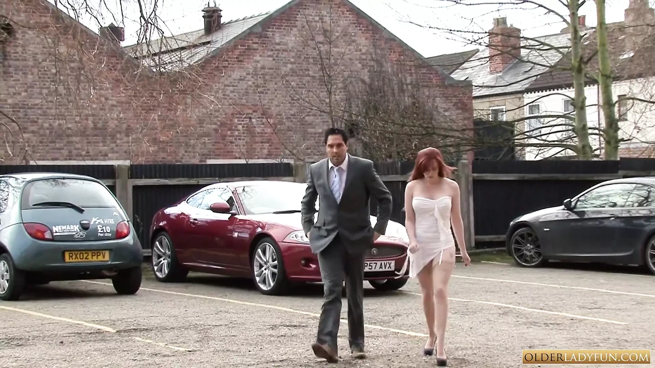 幸运的家伙与丰满的英国熟女霍莉亲吻约会