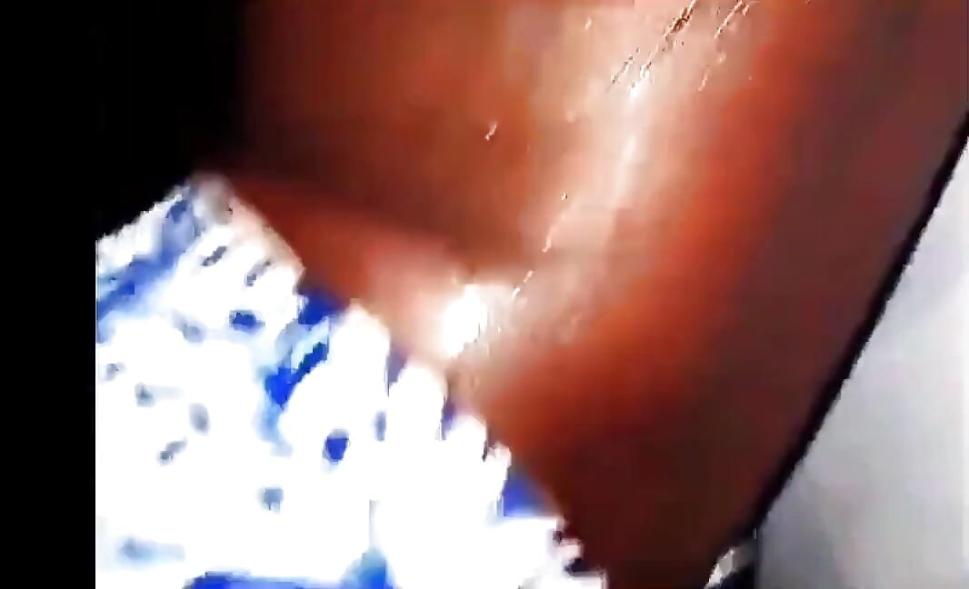 Schwarze blonde sexyrita gibt heißen romantischen sex im badezimmer