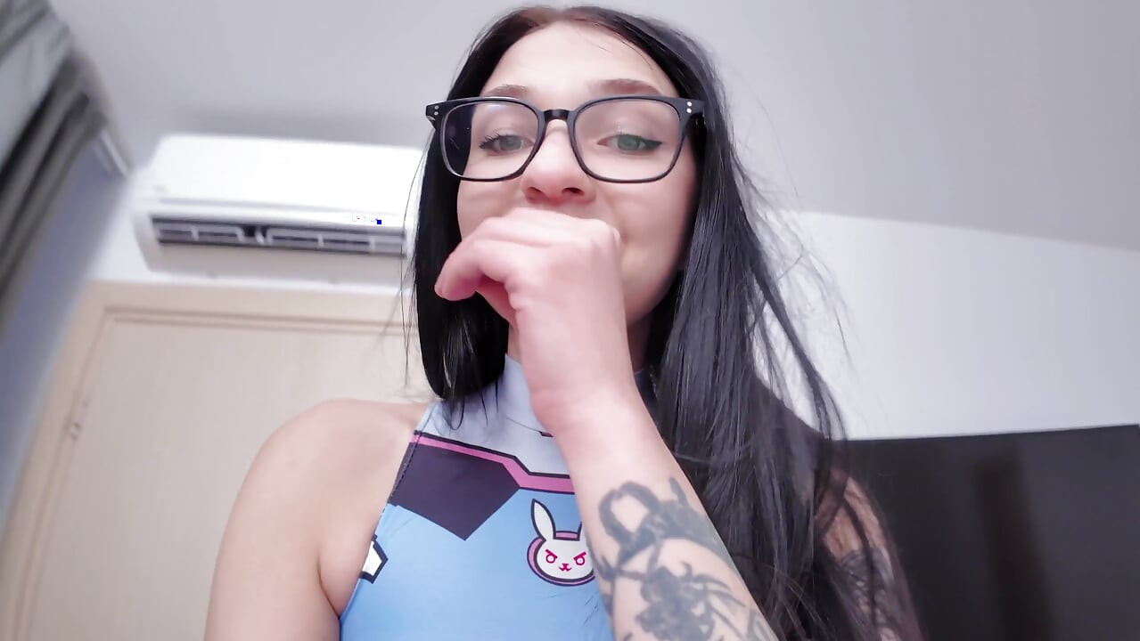 As férias terminaram com sexo em grupo com o padrasto e a irmã dela
