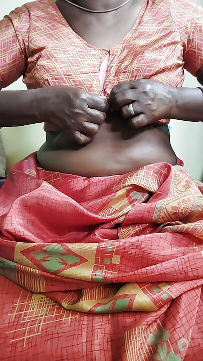 阿姨在房間裡自慰