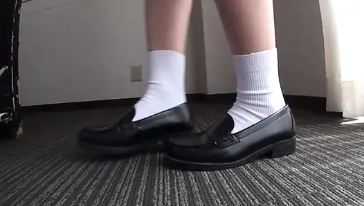 Ein mann mittleren alters und eine uniformierte schönheit