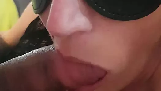 Gadis amatir cantik & seksi mencoba blowjob menantang yang dalam - terlalu besar untuk tersedak tenggorokannya yang sesak menyerah