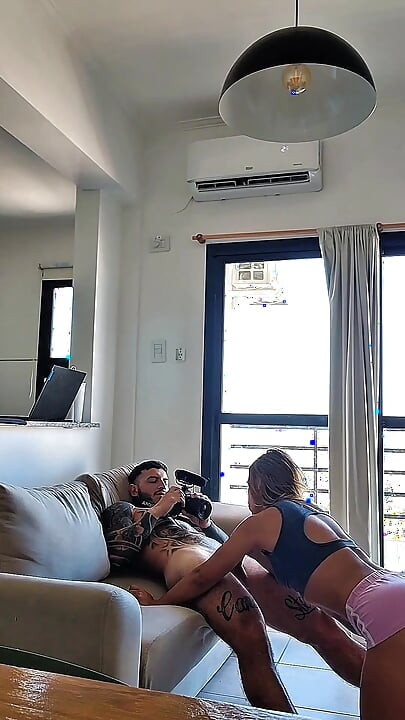 Üvey kız kardeşimin mini şortlarının altında sıkışıp kalan: Yerden Sansürsüz Kanepeye