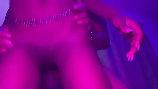 Хардкорный большой черный член Stand Up трахает мокрую 18-летнюю круглую жопу Slim мясистая мясистая маленькие вздернутые сиськи чернокожей юной киски