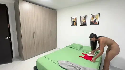 Büyük yaraklı latin adam latin kızın içine boşalana kadar amına sıkı bir şekilde nüfuz ediyor.