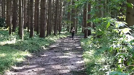 Yeni video: Koşu yaparken küstah bir şekilde kapılmış! Yürüyüşçü beni döllüyor! ıslık çaldığında ormanda koşuyordum