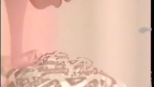 Seksi yarak emen sarışın yarağa bindikten sonra yüzüne boşalmanın tadını çıkarıyor (videoda müzikten başka ses yok)