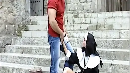 Doğal saçlı sarışın Alman genç erkek avcısı fetiş ev yapımı sahnede sikiliyor