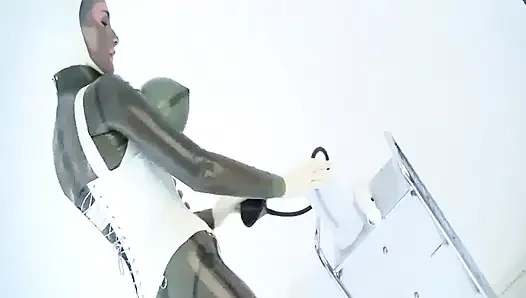 Дымящаяся писающая шлюшка