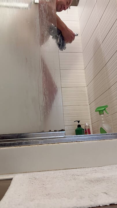 Enjabonando mi culo y meando el agujero