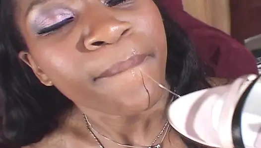 Vollbusige ebenholz-schlampe trinkt sperma aus dem schuh nach heißem fick mit bbc