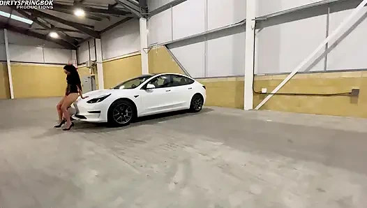 Istri muslim dientot di tempat parkir mobil