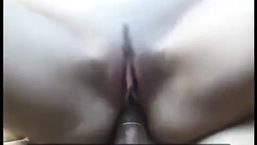 Cewek kurus ini suka banget pakai masker sodomi dan sperma!