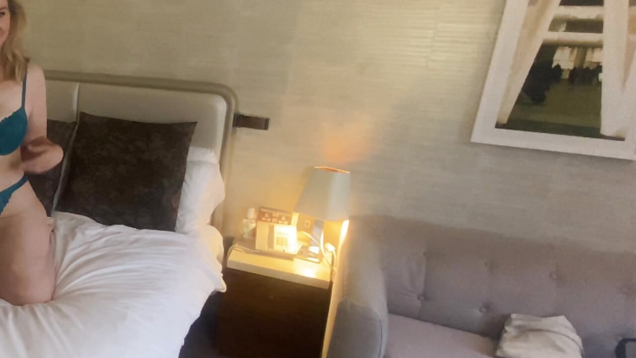 Curvy Milf Anne Marie Fucks her masseur in hotel room.