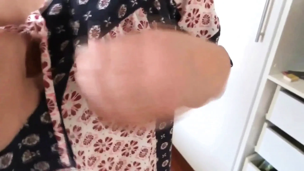 Meine 58-jährige ehefrau zeigt ihre schönen natürlichen titten