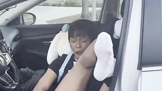 Dildo emiyor ve anal fışkırtarak sikişiyor