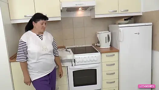 Nenek claudia nyepong dan ngentot pria yang lebih muda