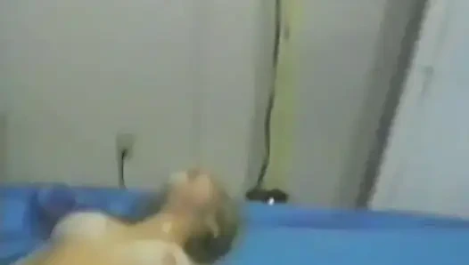 Cewek mungil rambut pirang lagi asik nyepong kontol sebelum ngentot dildo