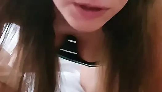 Sie wachte auf, um in den mund gefickt zu werden - heiße brünette teenager, 18 jahre alt, bereit, hardcore-blowjob in pOV zu geben