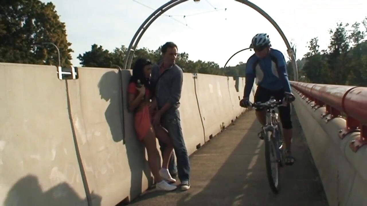 जवान लड़की की बूढ़े आदमी द्वारा बाहर चुदाई