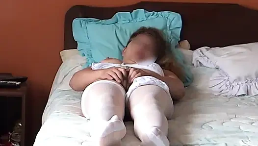 Istriku lagi asik masturbasi sambil nonton botak di tv, dia pengen ngentot, dia pengen kontol