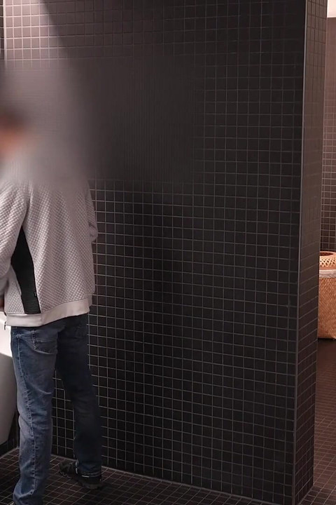 거의 잡힐 뻔했어... 클럽 화장실에서 두 명의 이성애자가 서로 구강 성교를 한다