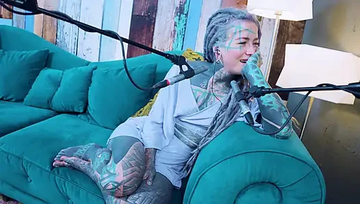 Ich spreche über N - Needed - ASMR podcast SFW spricht goth dünnes mädchen dreadlocks tattoo-modell inked mädchen