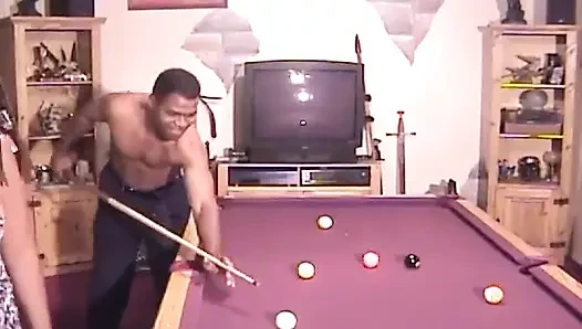 Mollige ebenholz-MILF genießt nach dem pool-spiel zwei schwänze